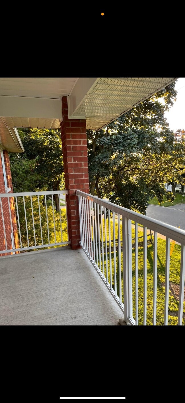 Building Photo - 385 Westwood Dr