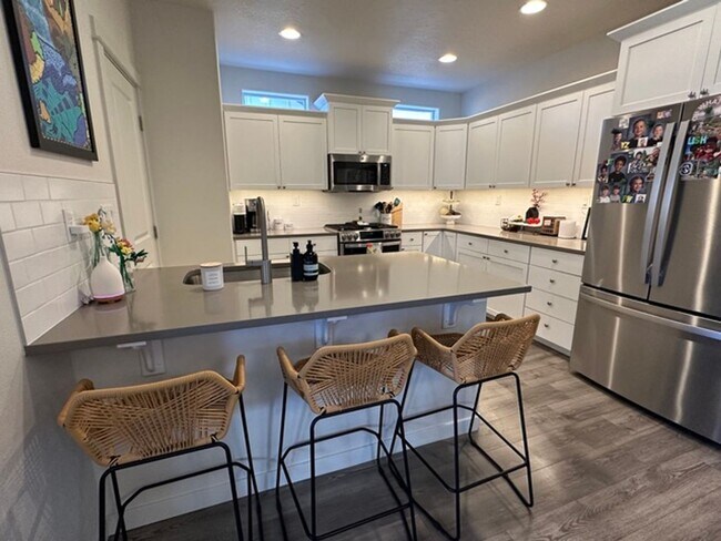 Building Photo - Stunning 4-bdr with beautiful fenced yard in Mckenzie Meadow Village! - Sisters, Oregon