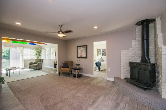 Building Photo - Beautiful Ranch Style 3 Bedroom Home in Vi...