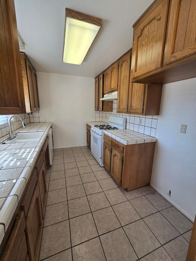 Building Photo - Quiet neighborhood and great views!