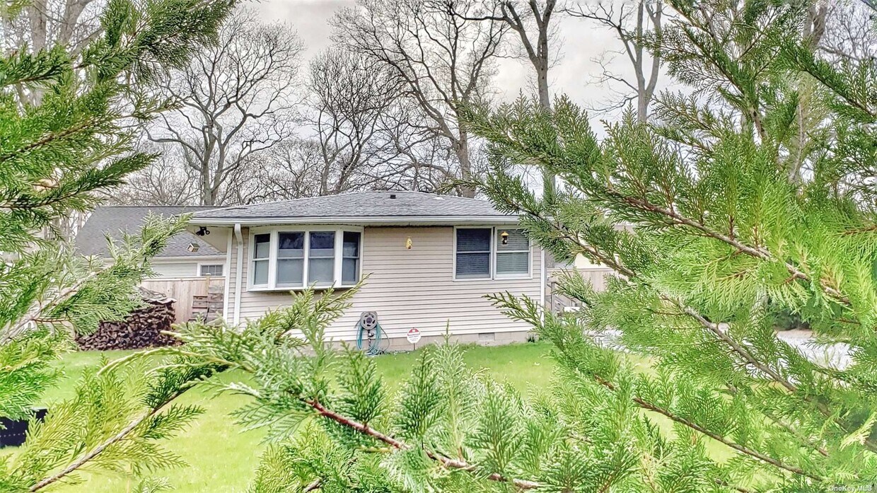 125 Royal Ave, Flanders, NY 11901 House Rental in Flanders, NY