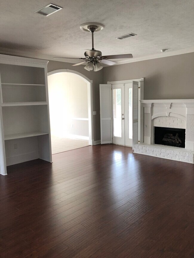 Foto del edificio - Beautiful 3 Bedroom with Spacious Backyard!