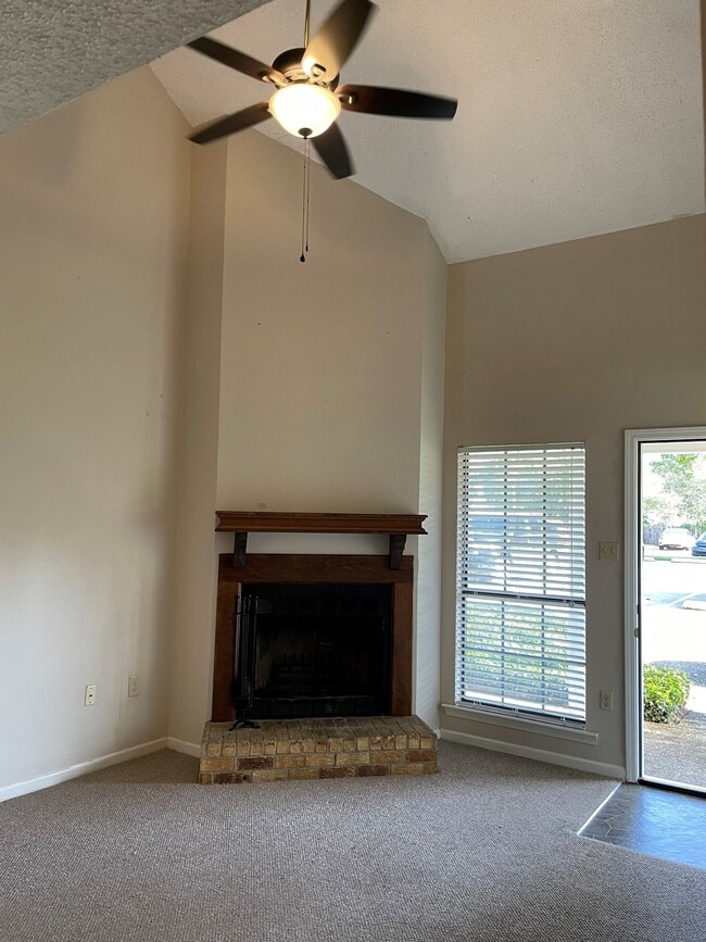 Building Photo - 1545 Sharlo Ave