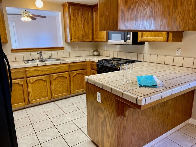 Building Photo - $2,450 Willow & Nees, 3 Bedroom - N Adler,...