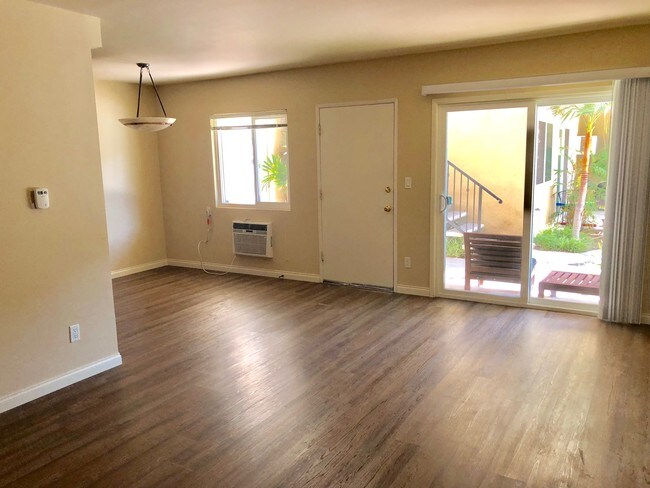 Foto del edificio - 8740 Owensmouth Ave