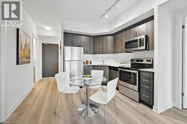 Photo du bâtiment - 550 N Service Rd