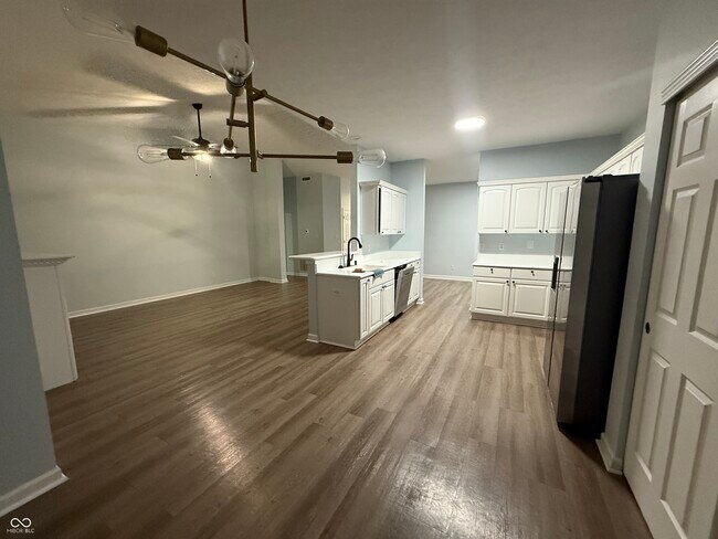 Foto del edificio - 5882 Hollow Oak Trail