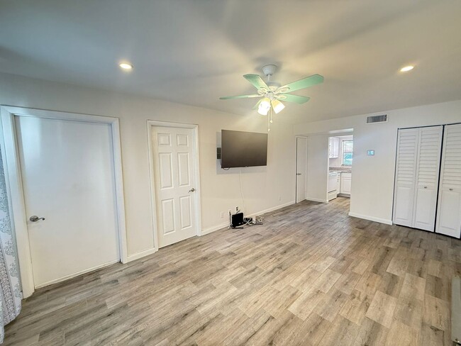 Building Photo - Newly Remodeled West Palm Beach Condo - 1 ...