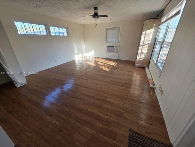 Building Photo - 811 NE 14th Ct