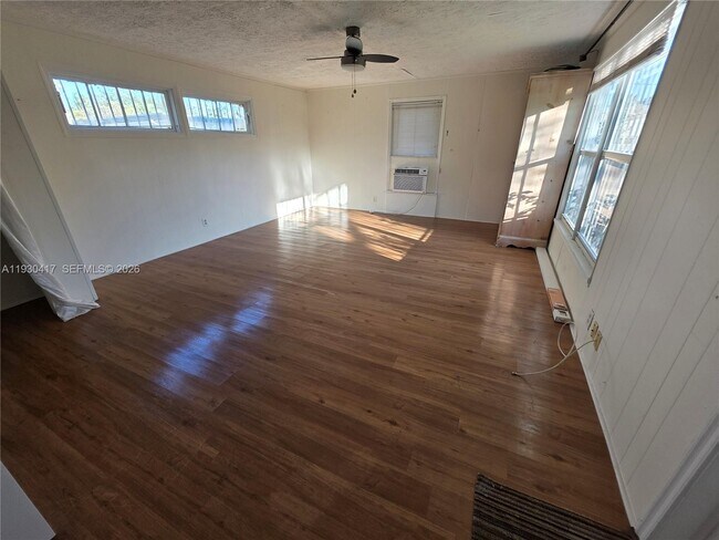 Foto del edificio - 811 NE 14th Ct