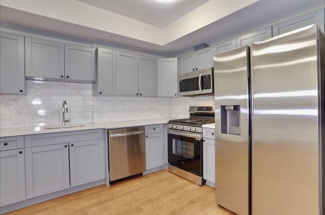 Building Photo - 143 Zabriskie St
