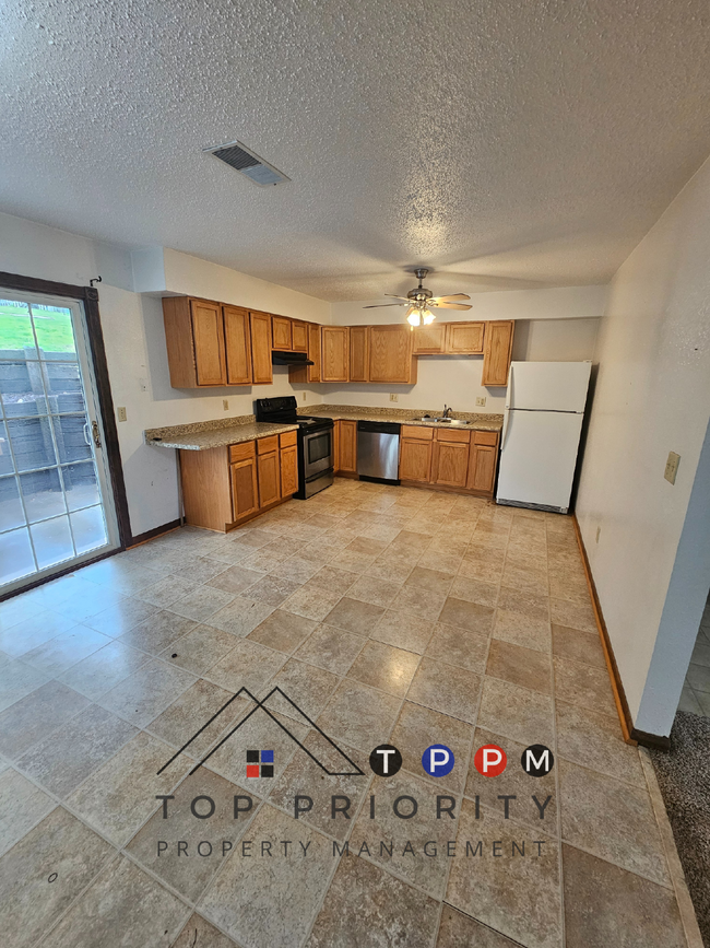 Building Photo - 2 Bedroom | 1 Bathroom Duplex in Cedar Rap...