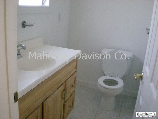 Building Photo - Charming 2 bdrm/1 bath duplex near downtow...