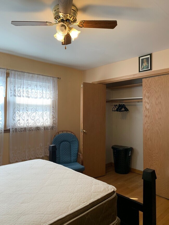 Foto del edificio - 6151 W Belmont Ave