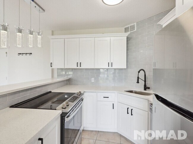 Foto del edificio - 1 Bedroom Condo in Saint Petersburg