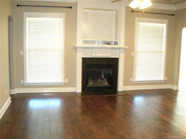 Building Photo - 412 Half Moon Ln