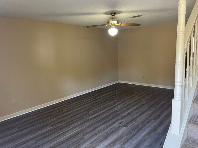 Building Photo - Nice 2 bedroom 1.5 bath townhome in Sherwood