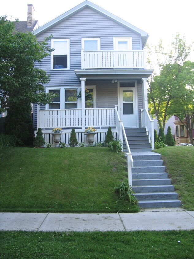 Front Entrance on Franklin - 1463 N Franklin Pl