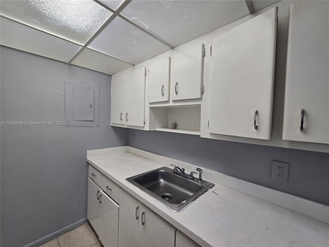 Building Photo - 405 SW 13th Pl