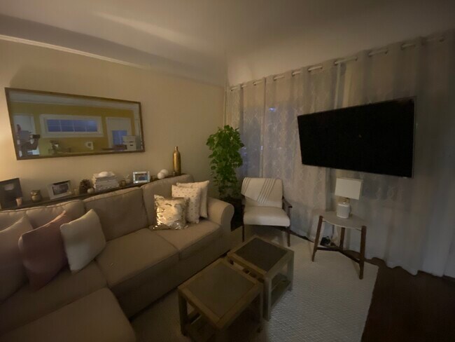 Foto del edificio - 813 N Sycamore Ave