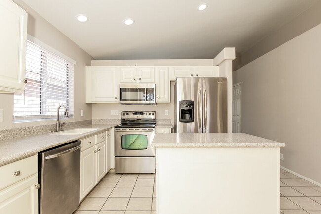Building Photo - 4102 W Cactus Rd