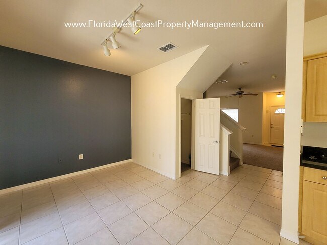 Foto del edificio - STUNNING 2 BED/2.5 BATH TOWNHOME WITH GARA...