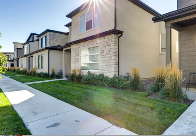 Building Photo - FURNISHED Charming 4 bedroom, 2.5 American Fork Home