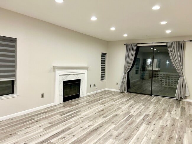 Living room - 2600 Oak Rd