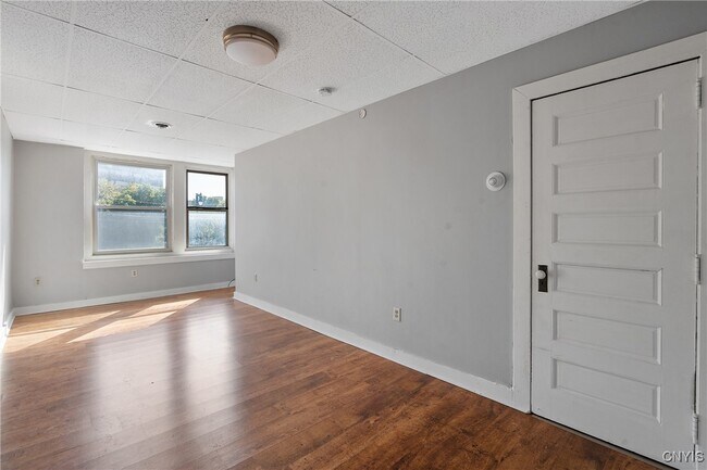 Foto del edificio - 319 N Salina St