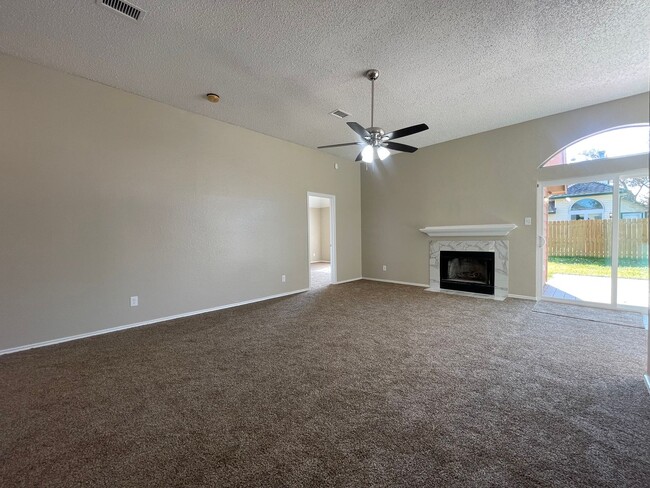 Building Photo - AVAILABLE NOW 3 Bedroom 2 Bath Home in For...