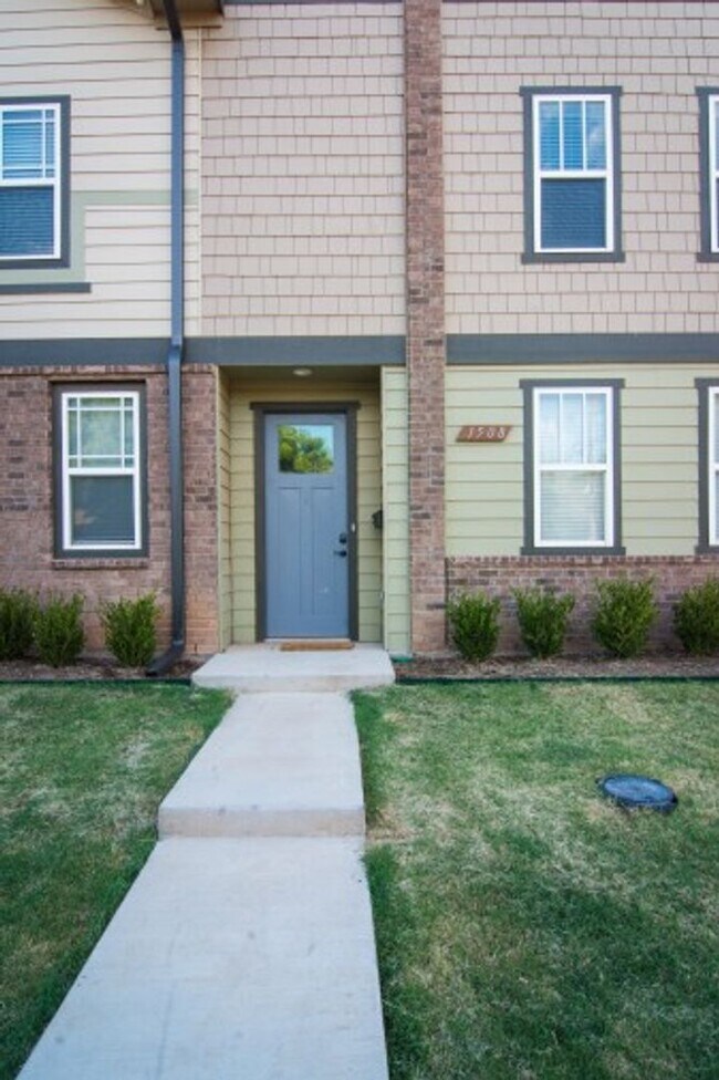 Foto del edificio - Beautiful Townhouse Pre-Leasing!