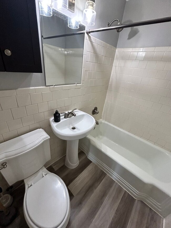 Building Photo - Great 2 Bedroom Home in Colonial Heights A...