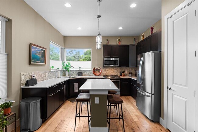 Foto del edificio - 3806 Bull Creek Rd