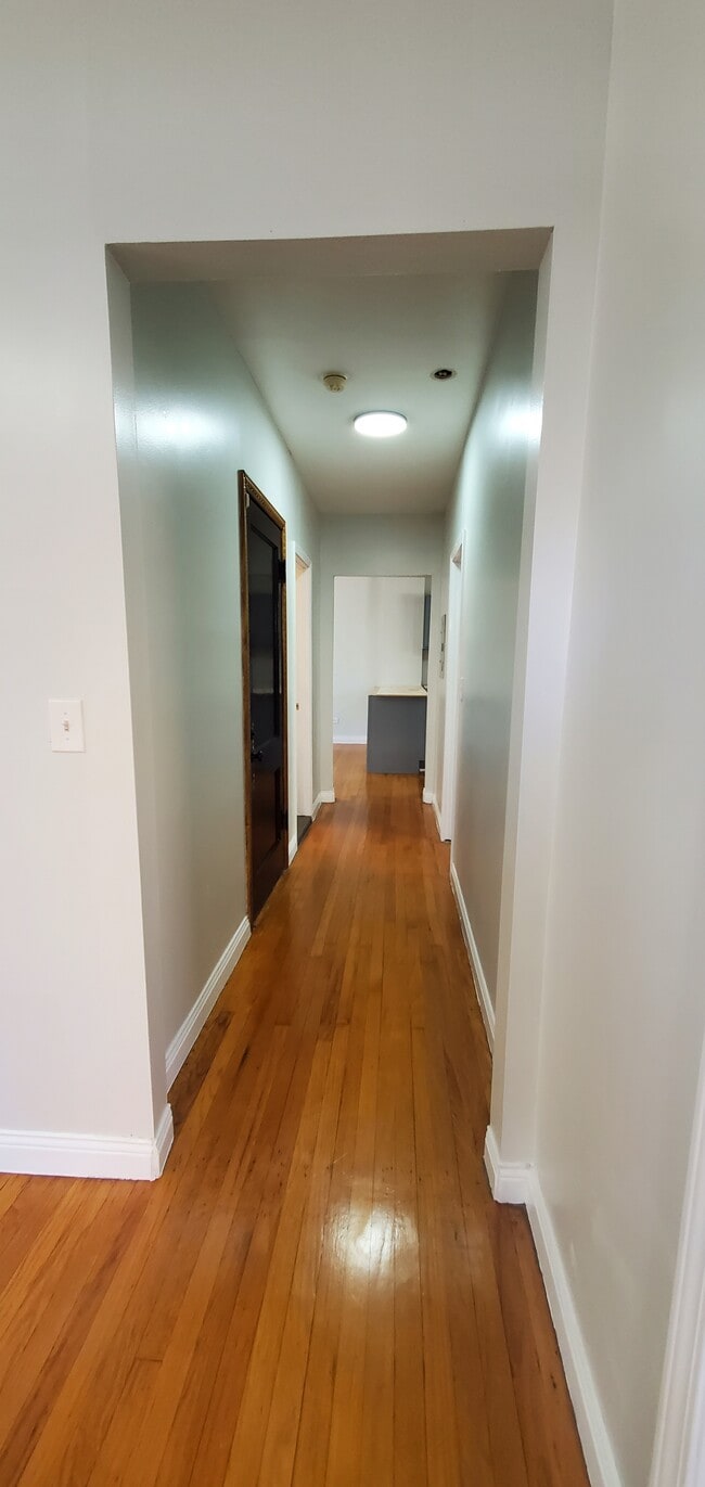 Entry Hall - 2816 W Cullom Ave