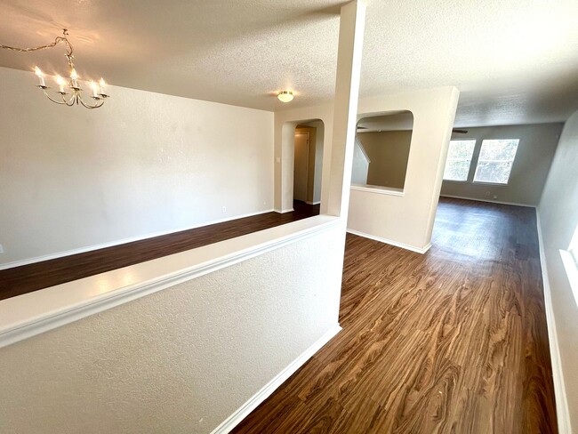 Building Photo - **MOVE IN SPECIAL** 4 Bedroom 2.5 Bath Hom...