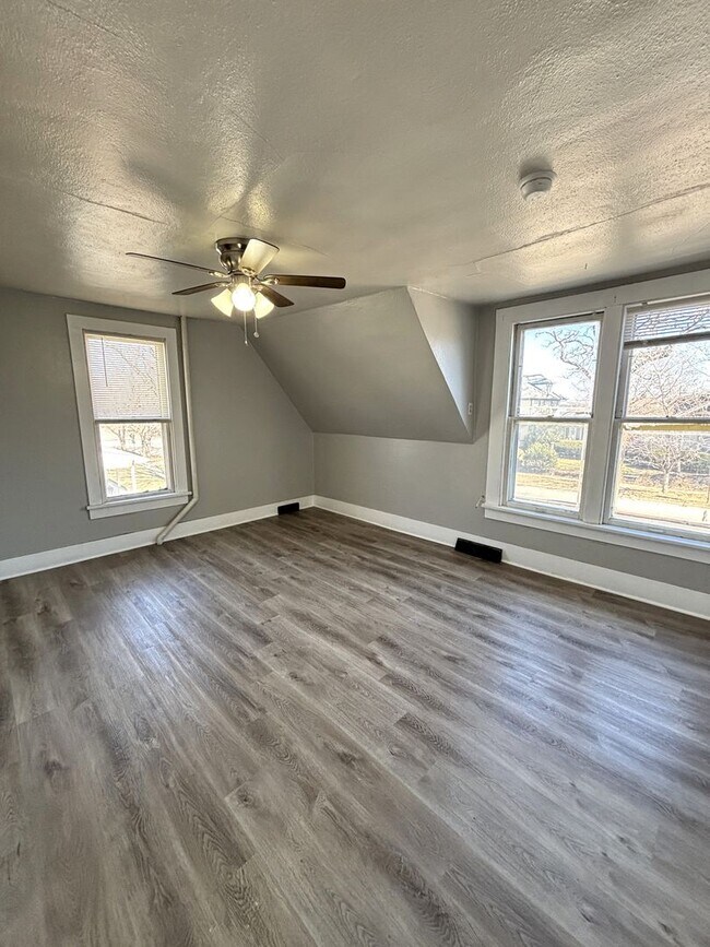 Building Photo - 2 Bedroom, 1 Bathroom apartment in great CF location!