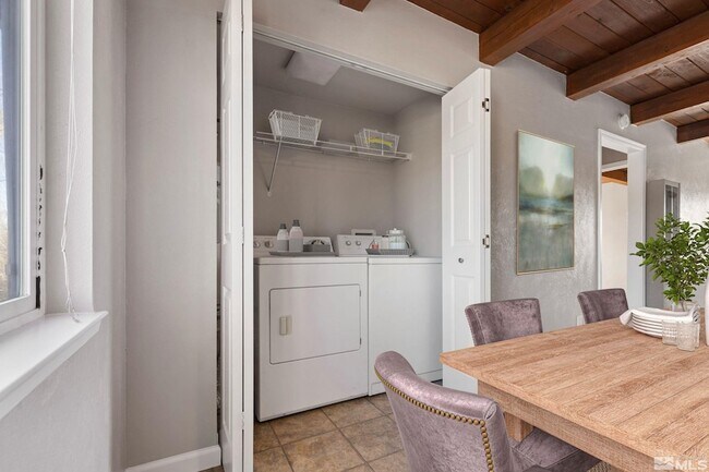 Foto del edificio - 695 Denslowe Dr