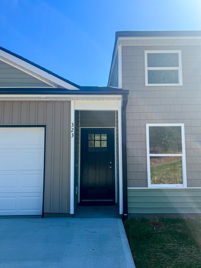 Foto del edificio - 323 R C Thompson Rd