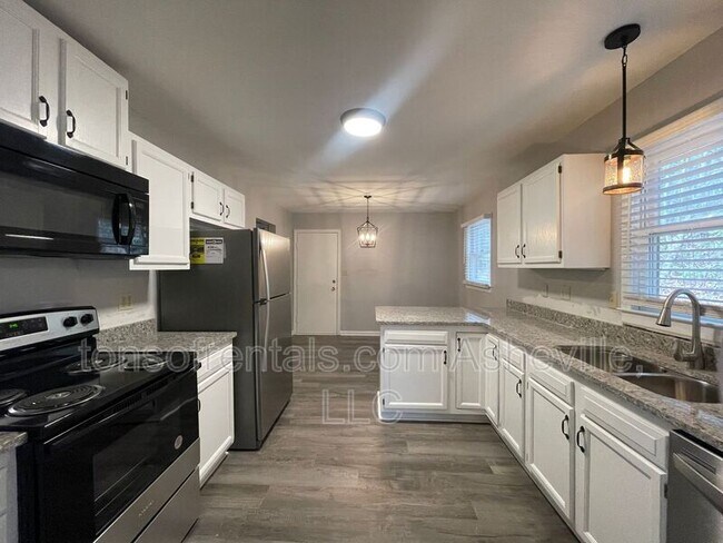 Building Photo - 498 Ciccone Dr
