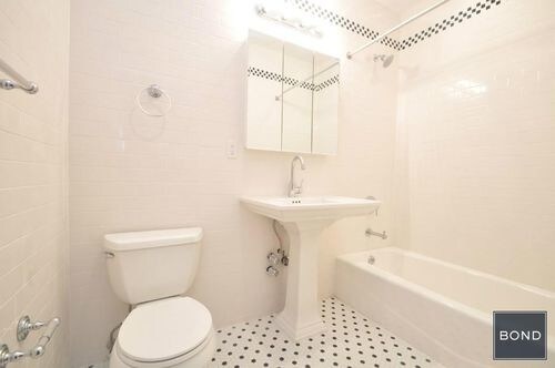 Building Photo - 358 W 45th St