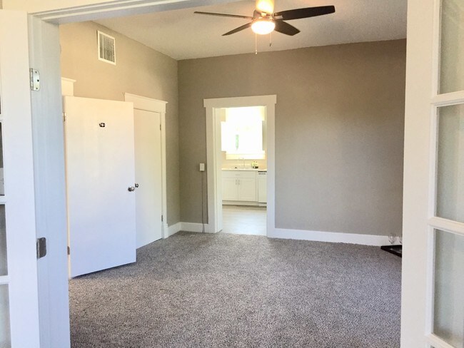 Building Photo - 1402 E Lincoln Ave