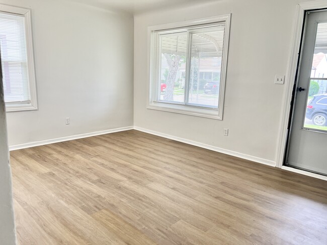 Building Photo - 952 E Brickley Ave