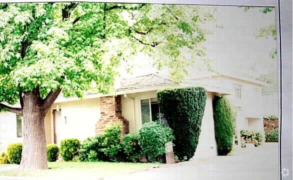 Foto del edificio - 452 Waverly St