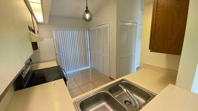 Building Photo - 3 Bedroom, 2 Bath in Island Cove!