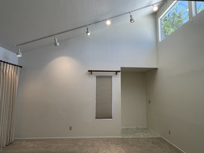 Building Photo - 2423 Sunny Slope Dr