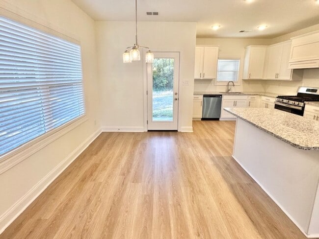 Building Photo - MarchMeadowsWay10243