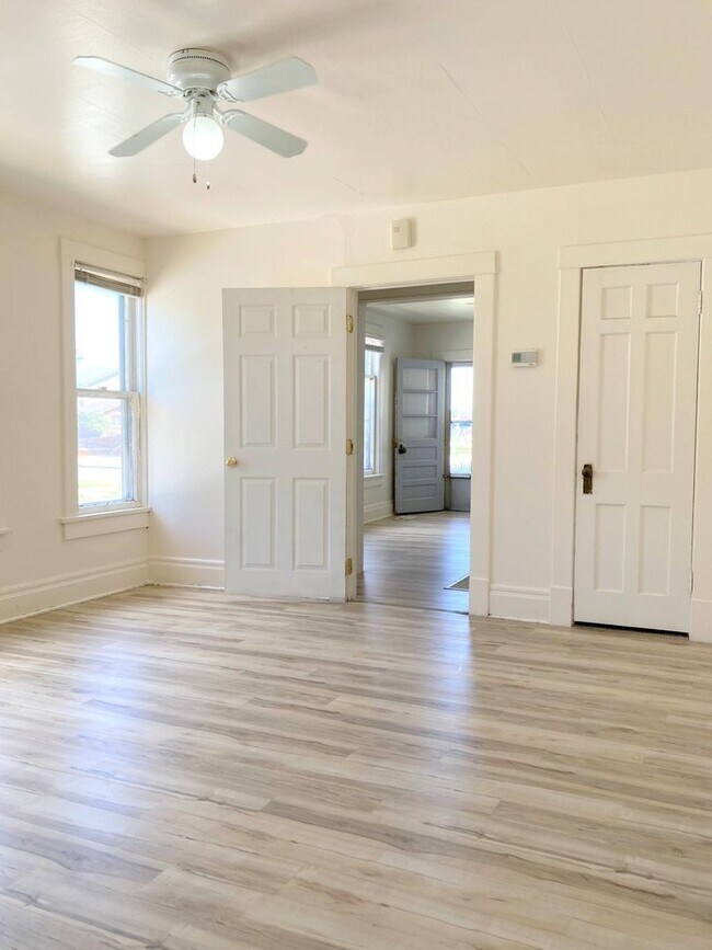 Foto del edificio - 128 E 5th Ave