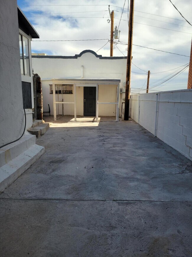 Building Photo - 1512 N Stanton St