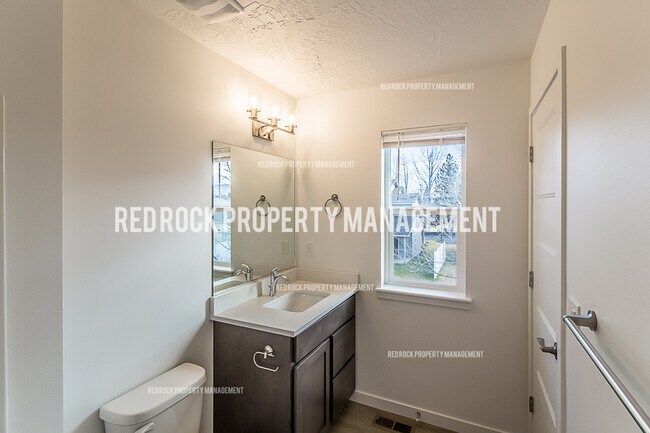 Building Photo - 1122 N Davis Ln