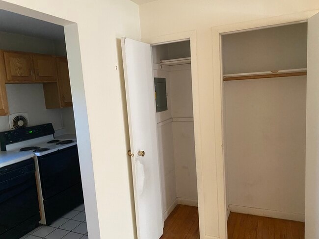 Building Photo - 136 S Chestnut St